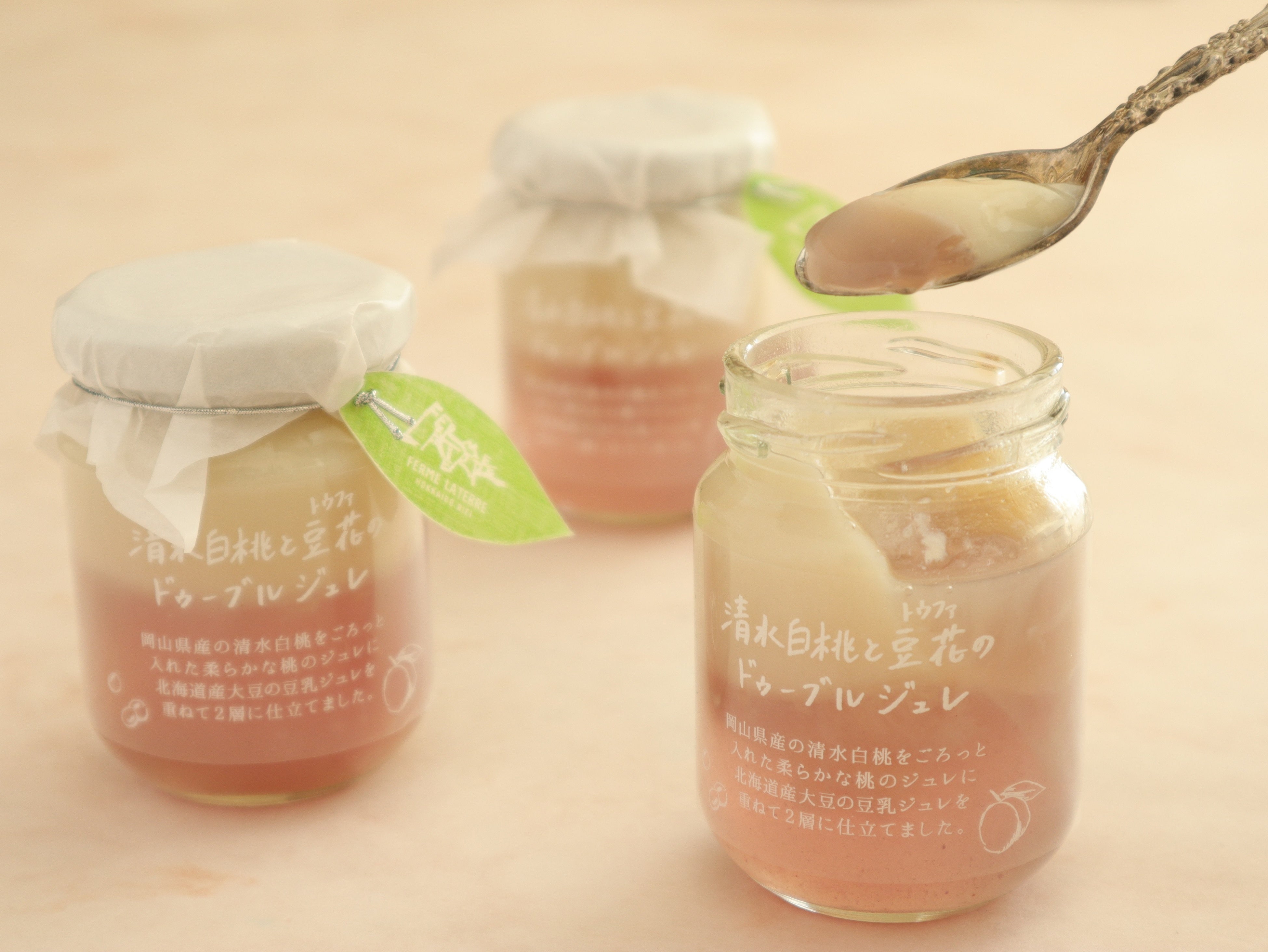 清水白桃と豆花のドゥーブルジュレ  1個　648円／フェルム ラ・テール 美瑛 （エキュート品川）