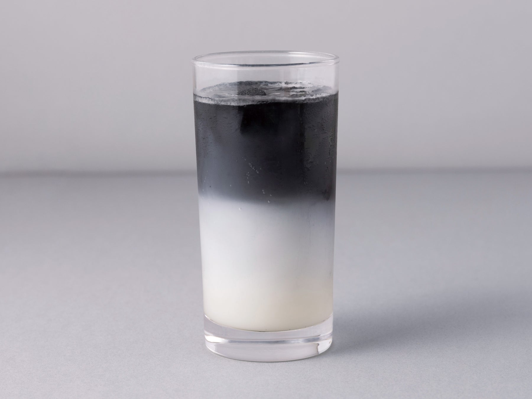 白黒サワー 1杯 660円(イートイン)/韓国料理ビビム(改札外)