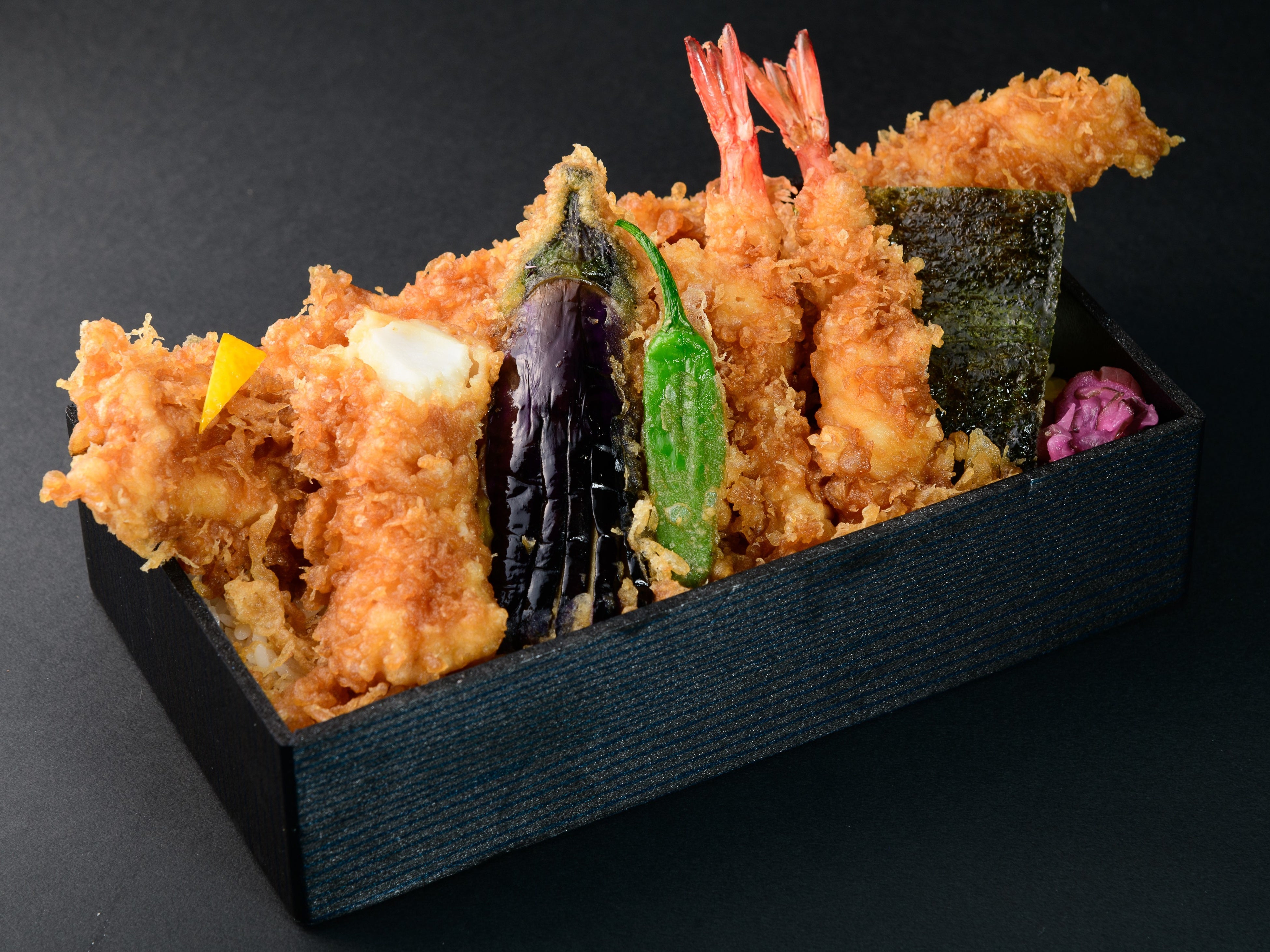 江戸前天丼弁当　1折　1,500円／金子半之助　　エキュート大宮  7月9日（火）オープン！