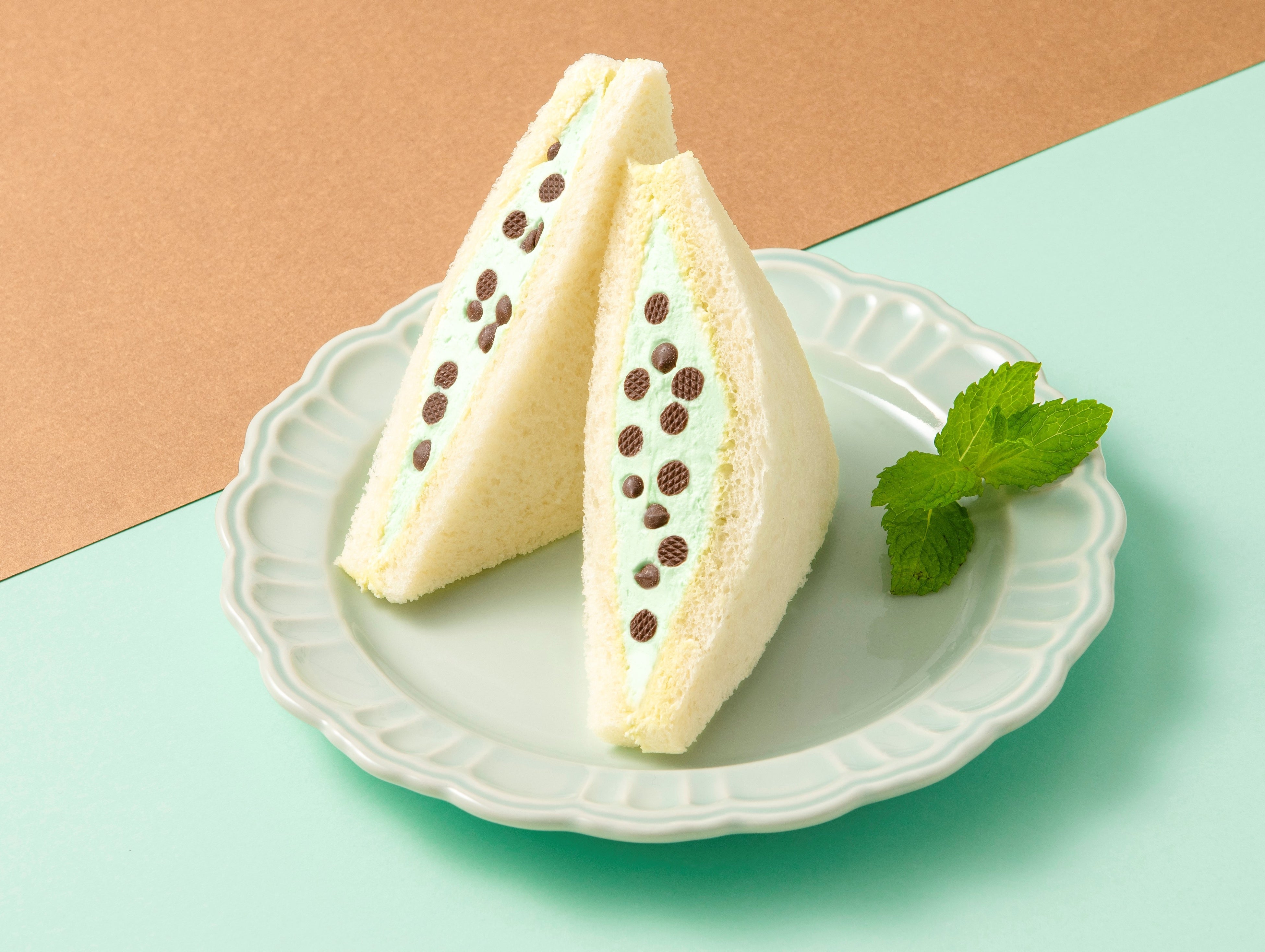 チョコミント生クリームサンド  1パック　388円（テイクアウト）、396円（イートイン）  ／サンドイッチカフェ おいしいメルヘン。 （エキュート大宮）