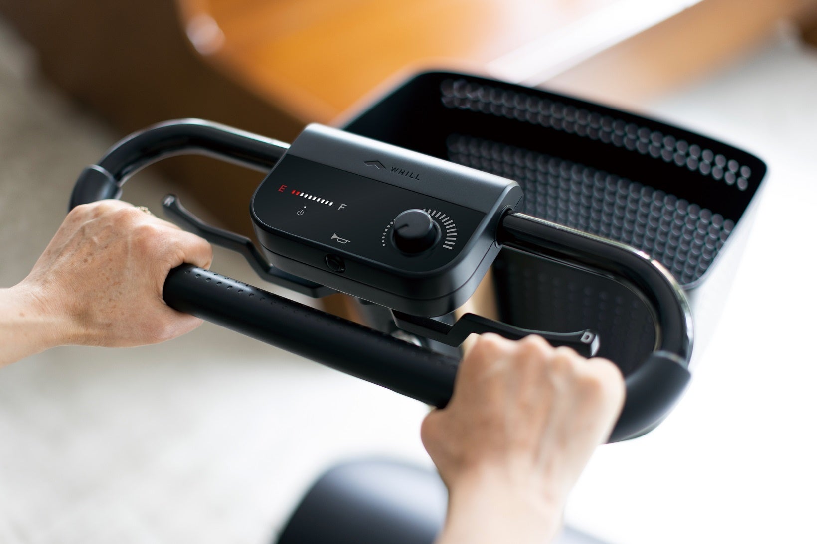 右のレバーを握ると前進、離すと停止