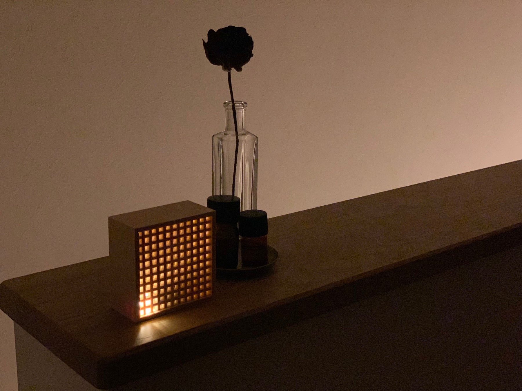 灯りを入れて小さなランプにも。