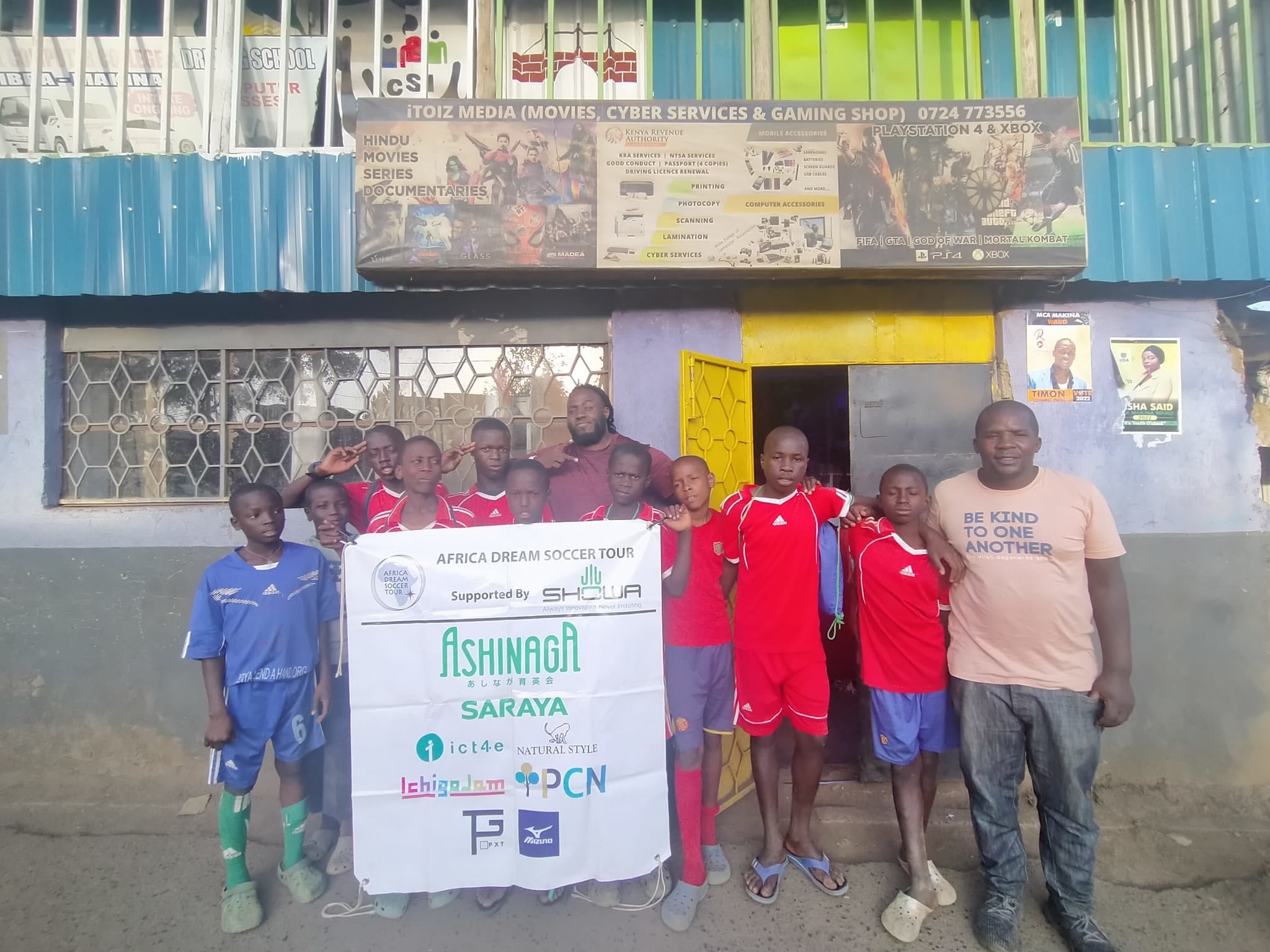 キベラのゲーミングカフェ「Itoiz gaming」の前で集合写真