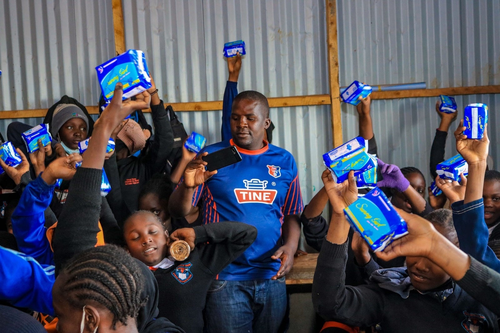 地域の女の子たちに生理用品を配布するCollins氏