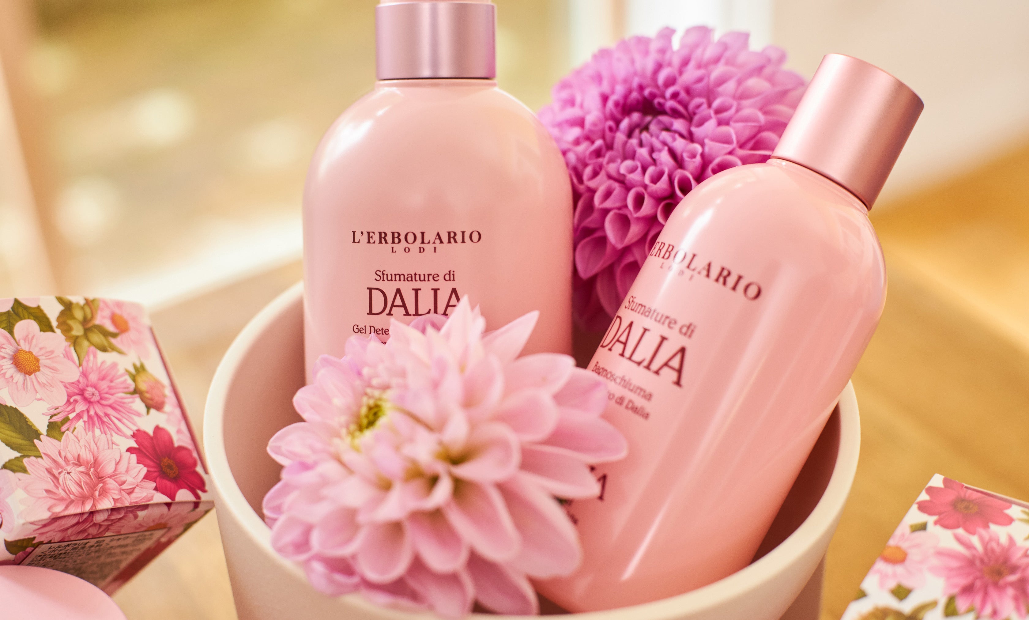 華やかでエキゾチックな香りが楽しめる「スフマトゥーレ ディ ダリア シャワージェル」(写真右)