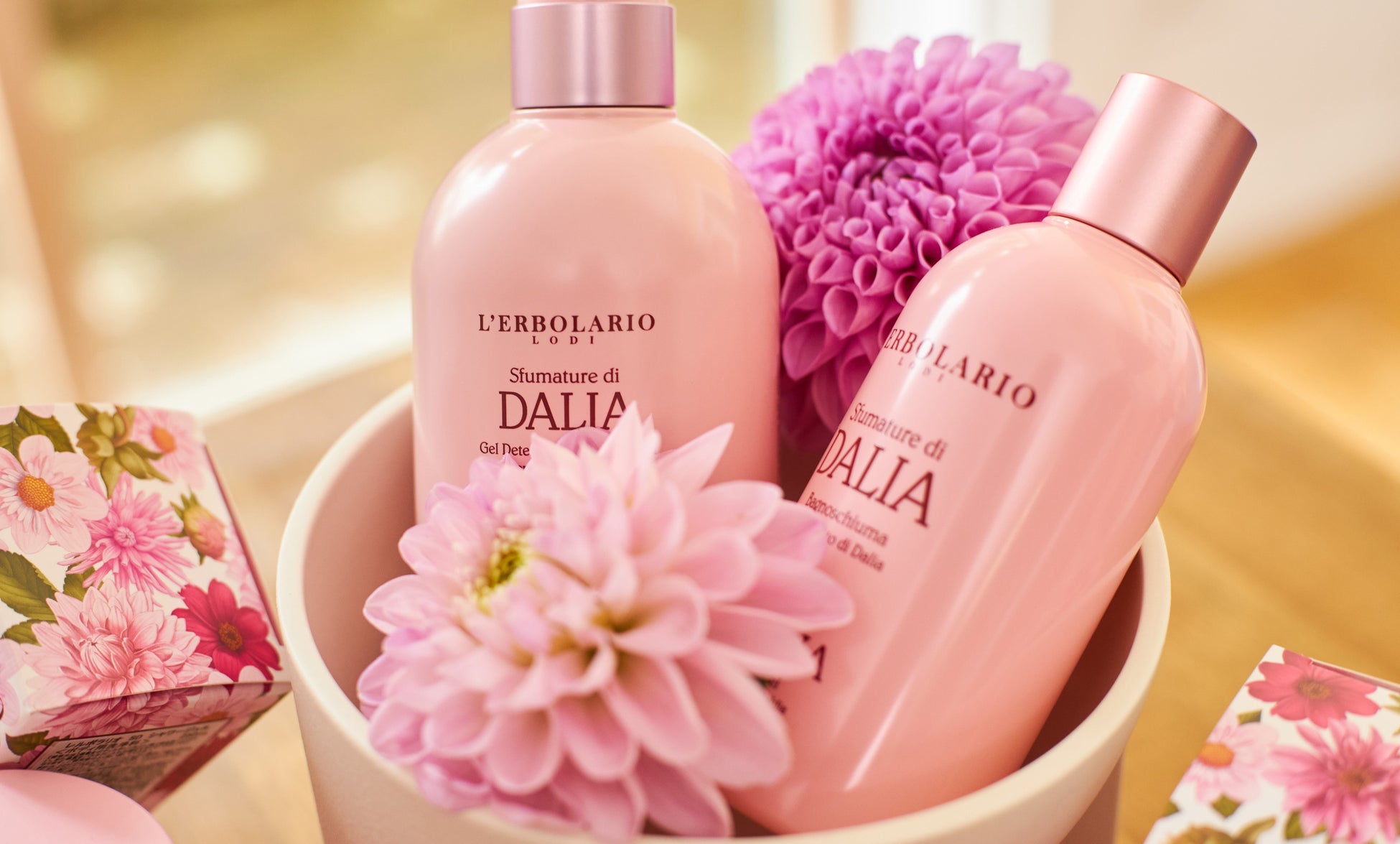 華やかでエキゾチックな香りが楽しめる「スフマトゥーレ ディ ダリア シャワージェル」(写真右)