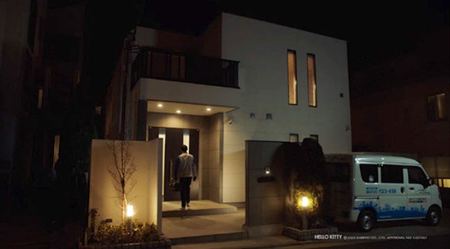 ①深夜の住宅街の一軒家を訪ねる人影