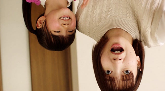 ⑧小泉さんの声に気づいたママが慌ててマグネットを直します