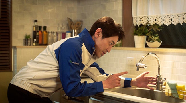 ④キッチン蛇口の水もれを修理する小泉さん