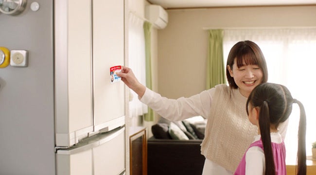 ⑥ママがイースマイルのマグネットを冷蔵庫に貼り付けます
