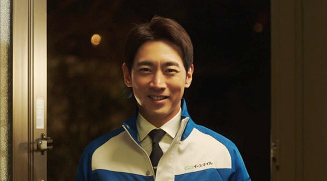 ②「イースマイルです」と小泉さんが登場