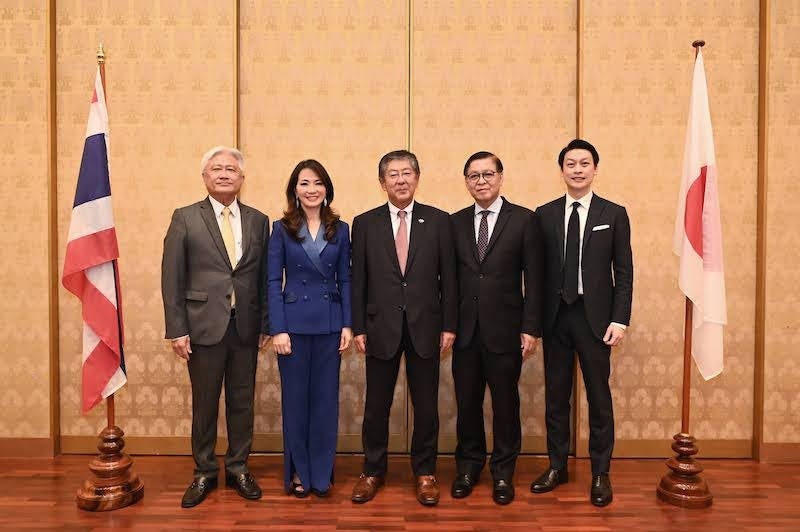 梨田和也駐タイ王国日本国特命全権大使（中央）を囲んで