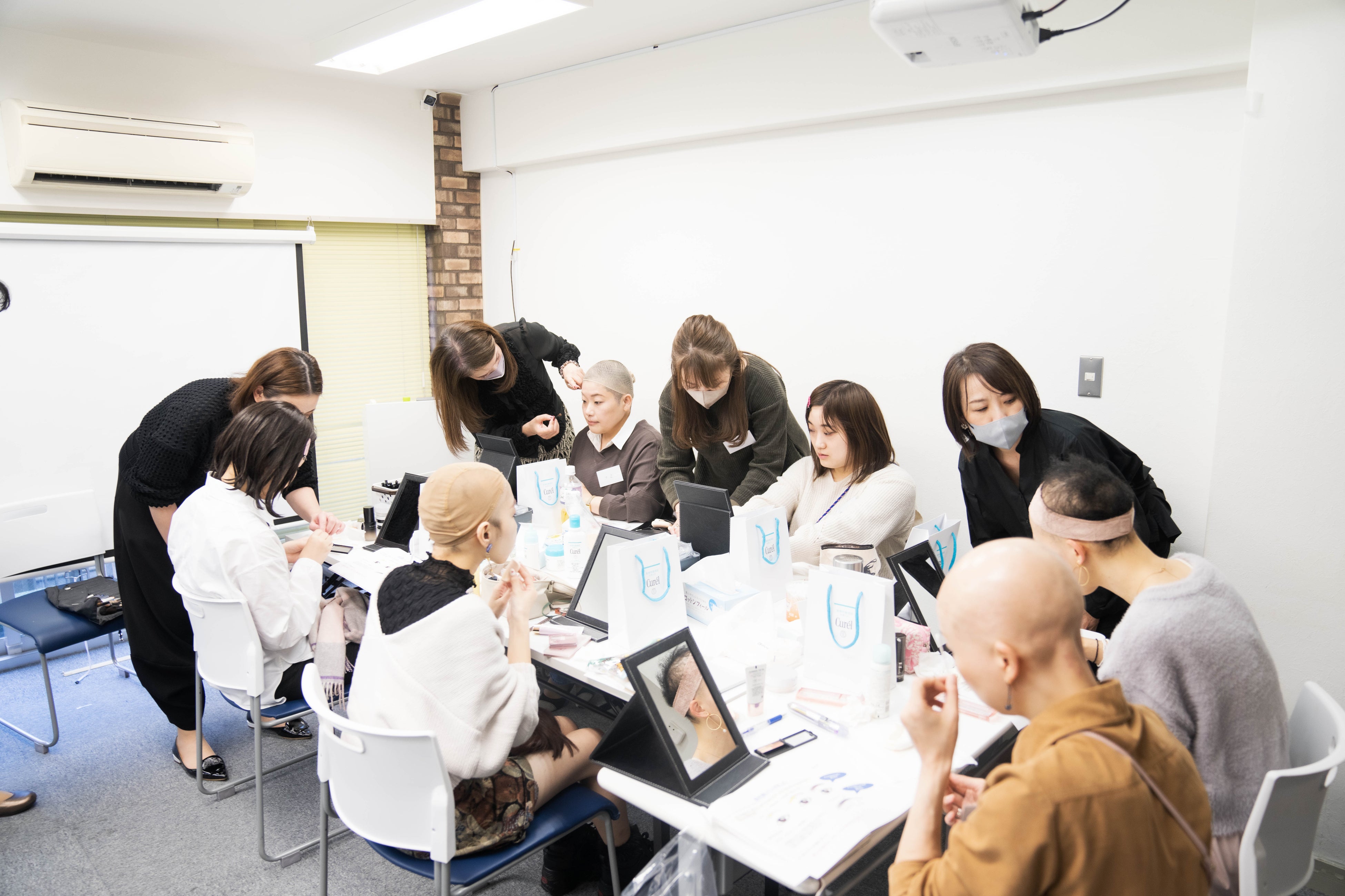 2023年12⽉に実施した花王株式会社協⼒のメイクレッスン会では、ヘアロス当事者同⼠が参加者のため安⼼して質問をできる環境となった