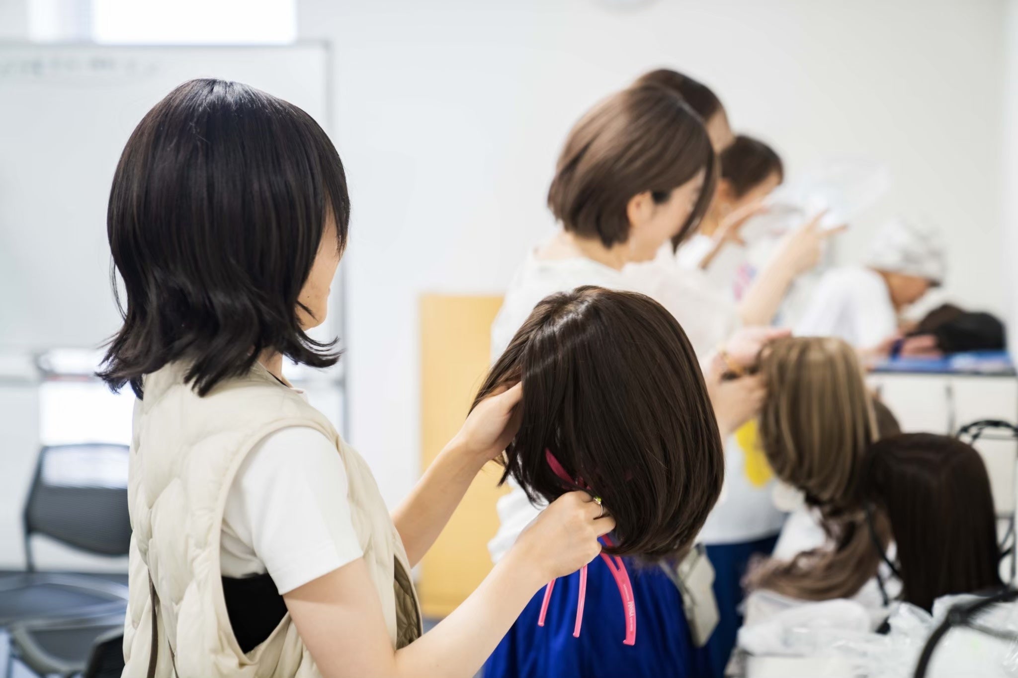 髪色や質感など手に取って確かめられます