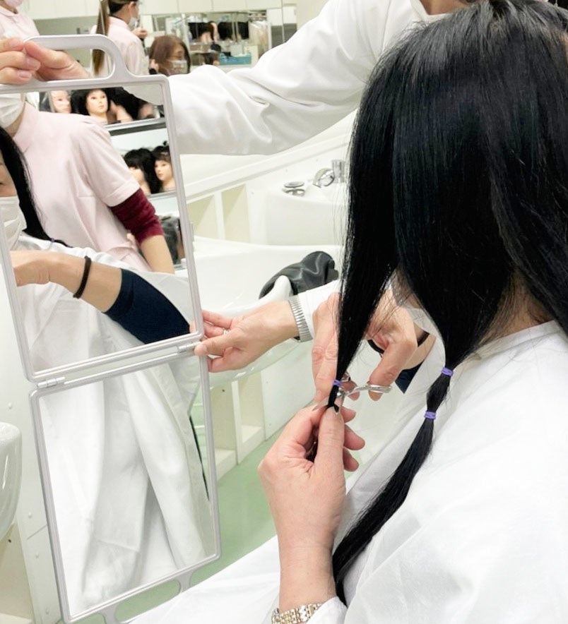 寄付者が自分で髪をカットする体験も行われた