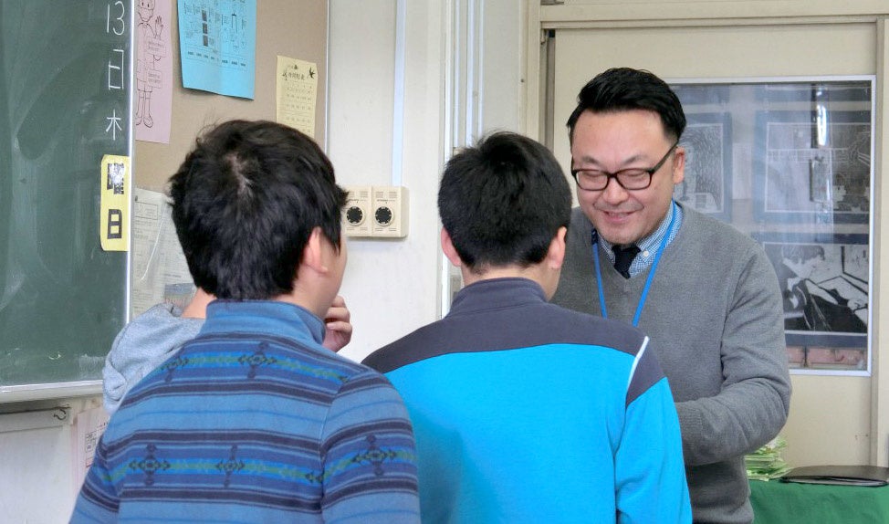 写真は2018年12月13日撮影。 エヌアセット宮川社長と下作延小学校の子供たちのイベント中の様子。イベント後、この子供たちはエヌアセットで働きたいと社長に伝えようと探したが帰宅後で、社員に伝言をお願いした。