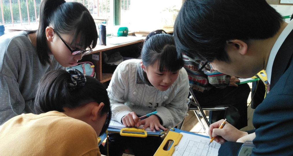 写真：「すきなものビンゴ＆お仕事マップ」に取り組む子どもたち