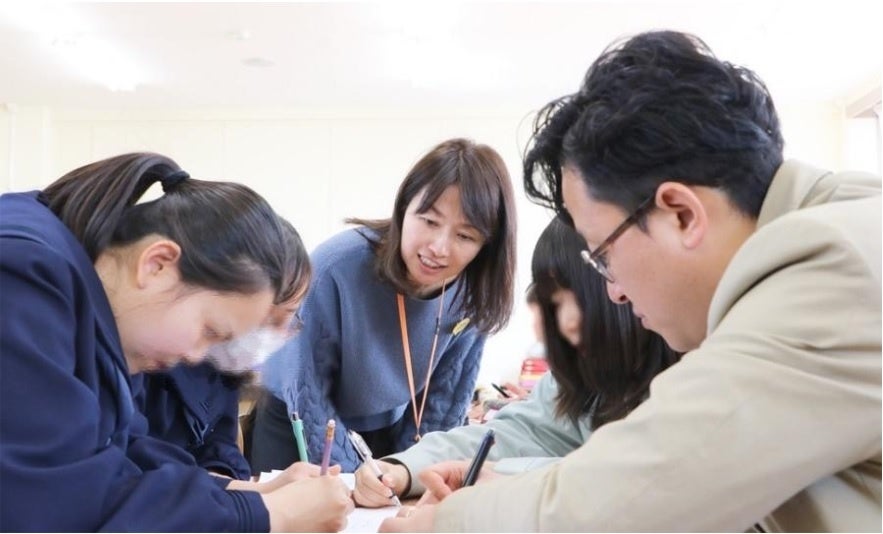 （写真：体験型授業「すきなものビンゴ＆お仕事マップ」のイメージ）