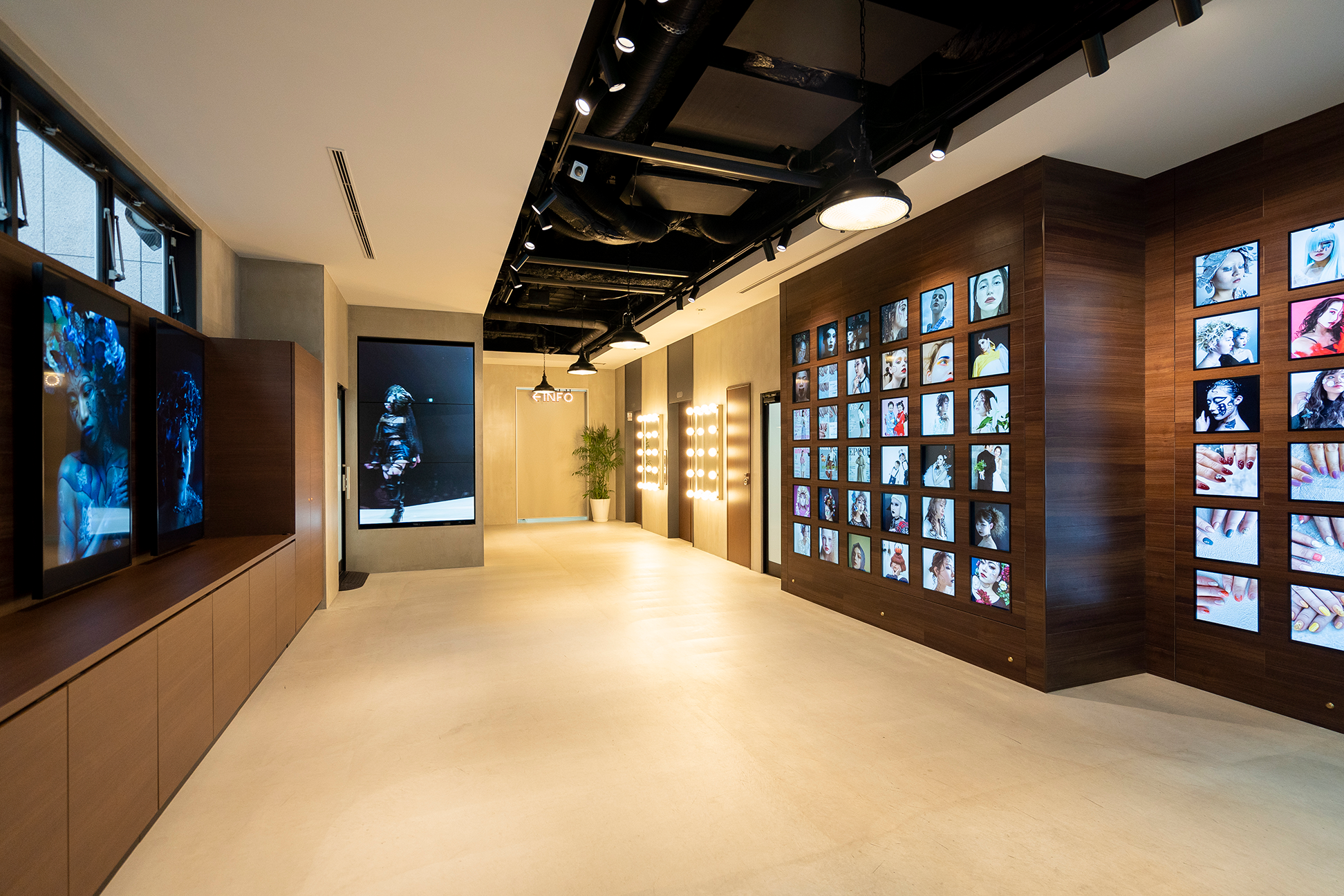 ECCアーティスト美容専門学校の本格的な施設・設備で学びます（写真：1階エントランス）