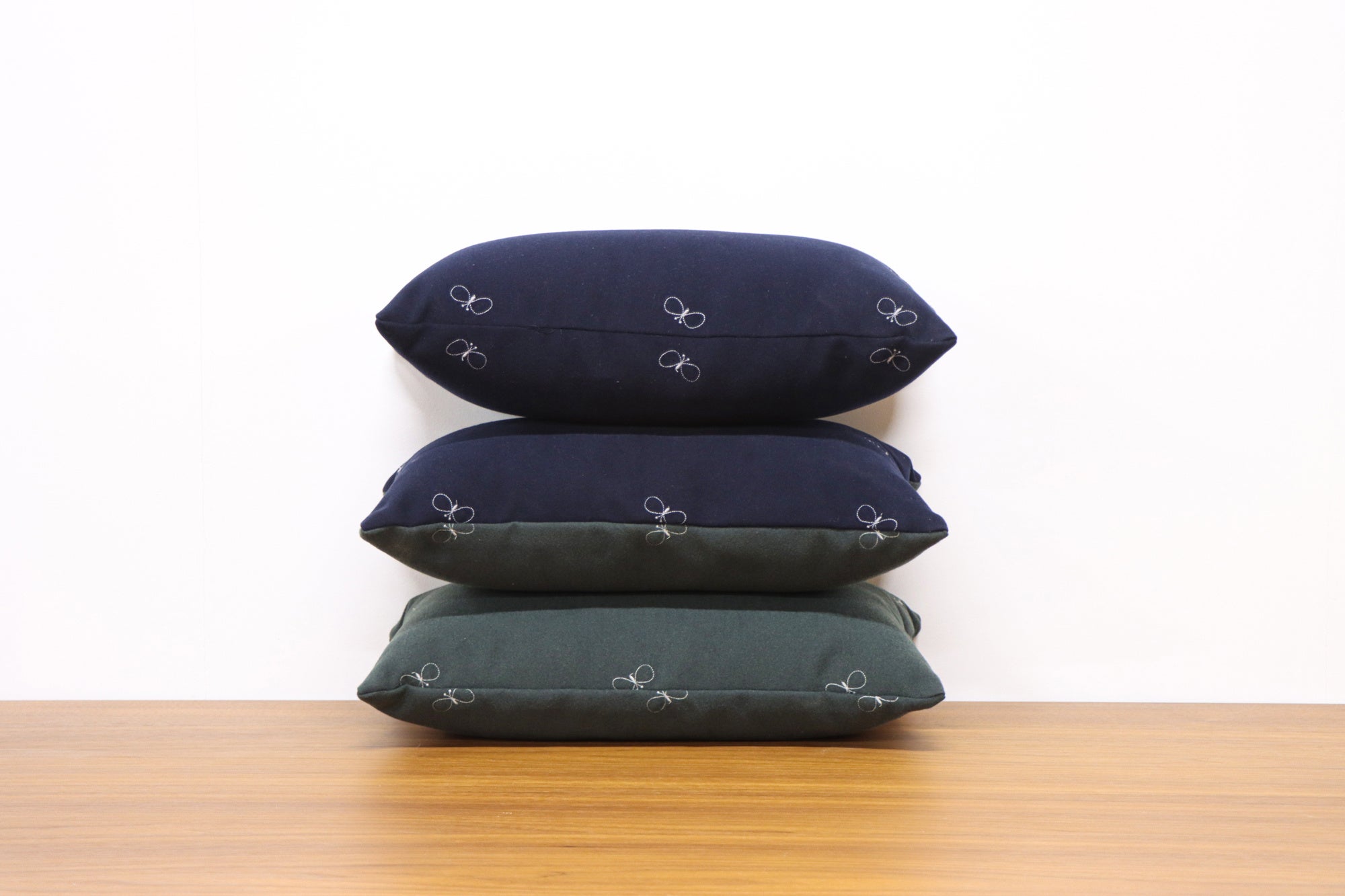 (上)両面インディゴ、(中央)片面インディゴ／片面ダークグリーン、(下)両面ダークグリーン