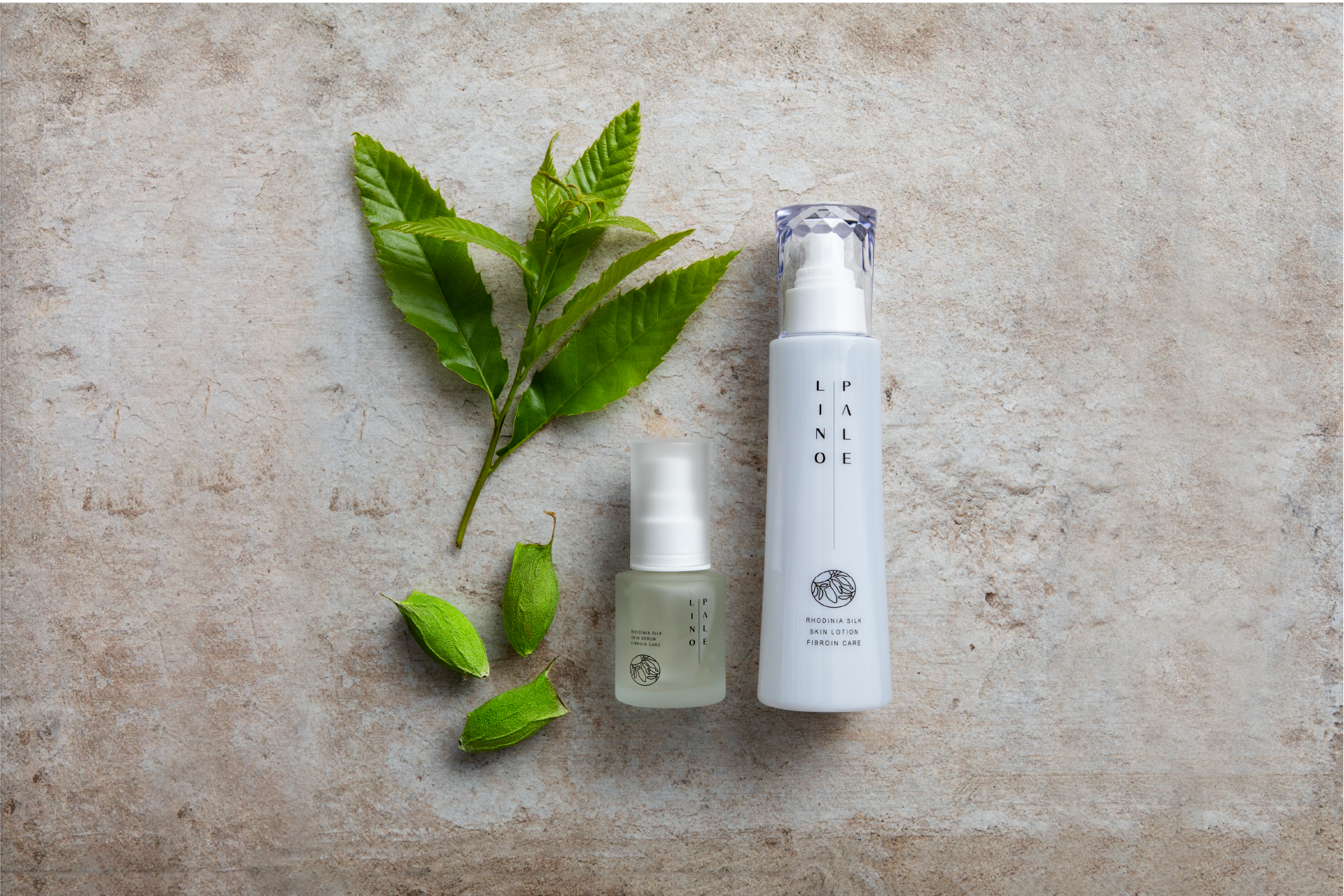 PALELINO（スキンセラム（左）・スキンローション（右）・ロディニアシルク繭・飼育場のクヌギの葉）