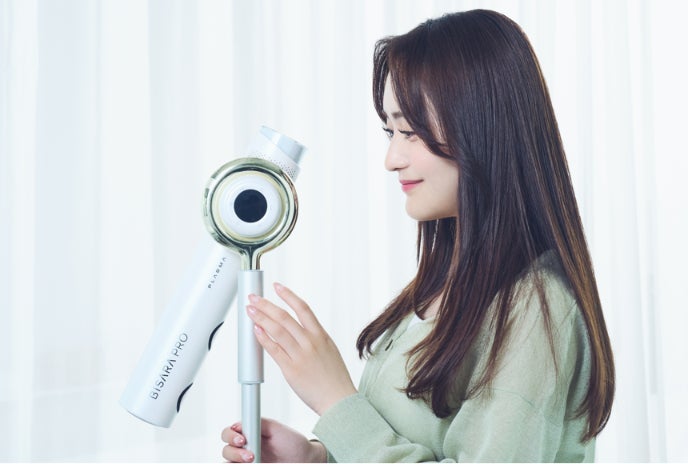 プロ級の仕上がりを“ながら”で再現する、高機能ハンズフリードライヤー プロ級の仕上がりを“ながら”で再現する、高機能ハンズフリードライヤー
