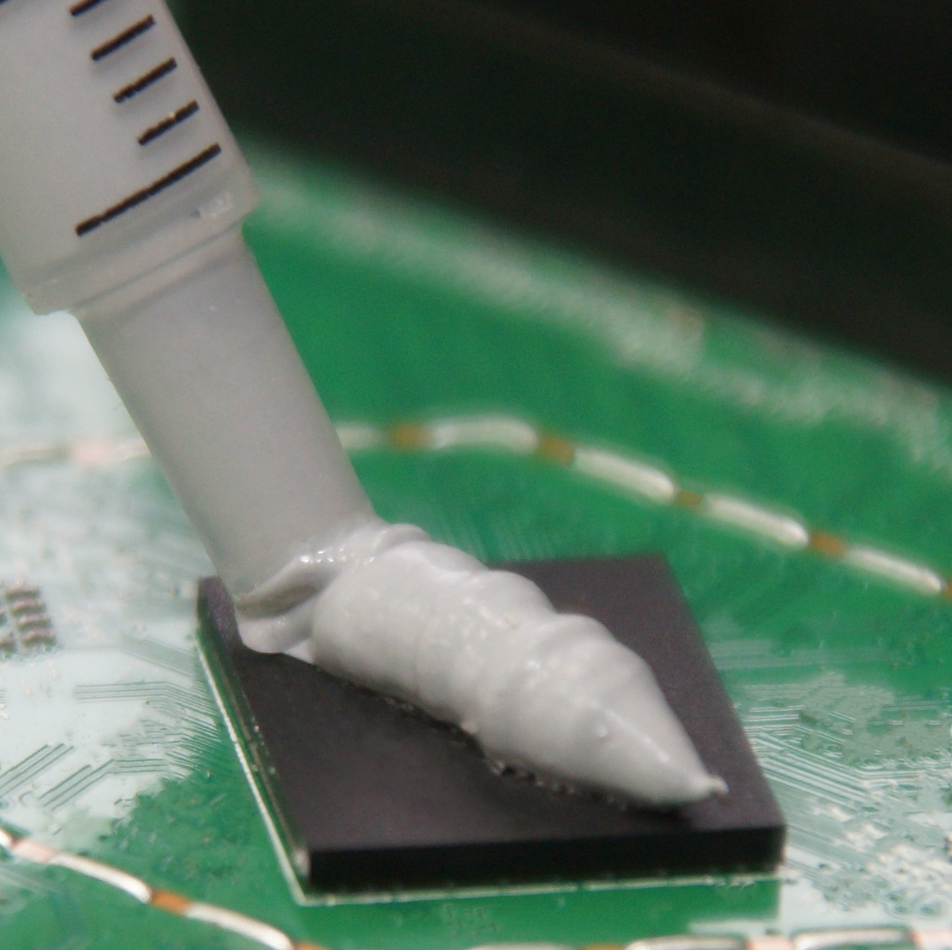 熱伝導性電磁波吸収グリース