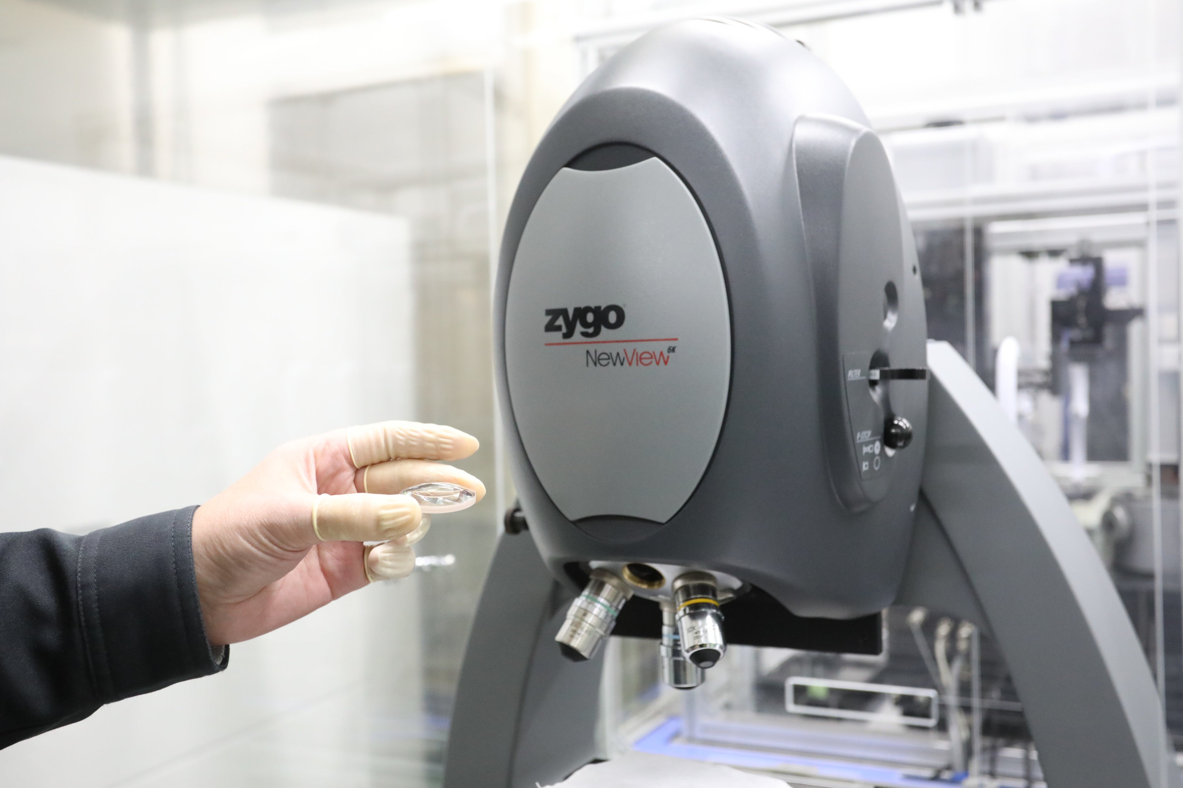 厳しい検査基準をクリアした高品位光学素子