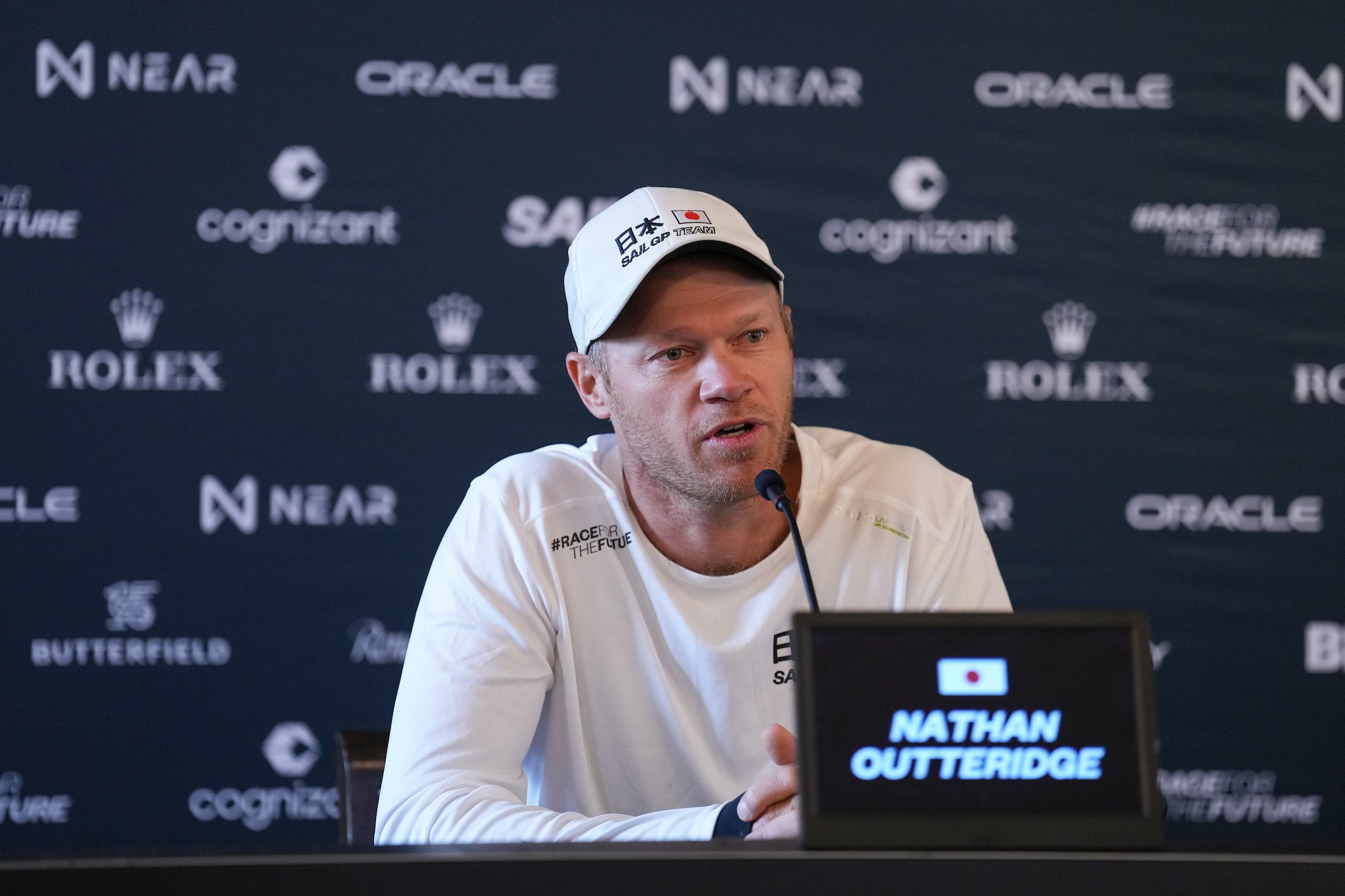 大会前の記者会見で日本チームの窮状を語るネイサン・アウタリッジ（ドライバー兼CEO）