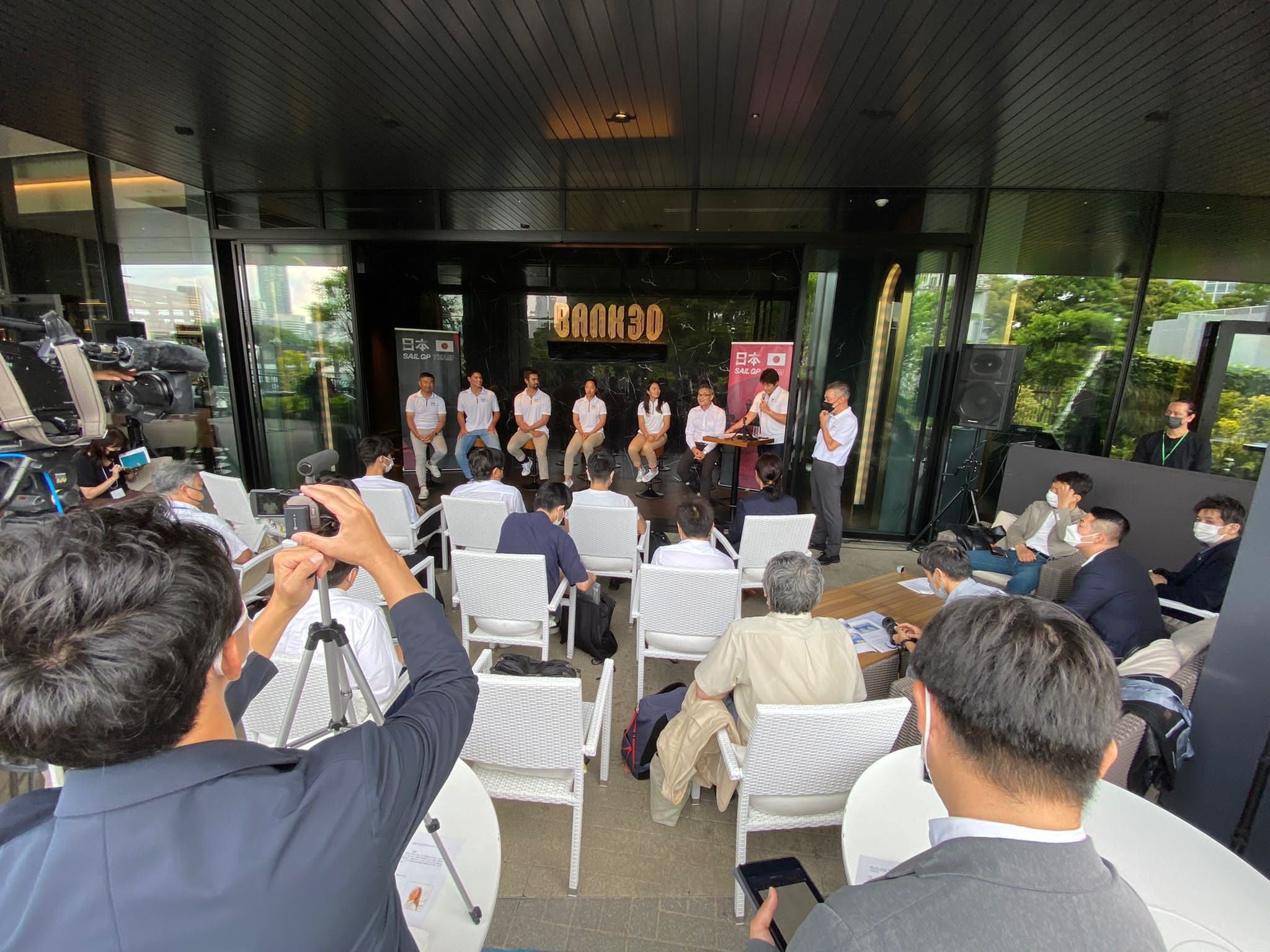 ４０名以上の報道陣が来場した記者会見。活発な質疑が行われた。