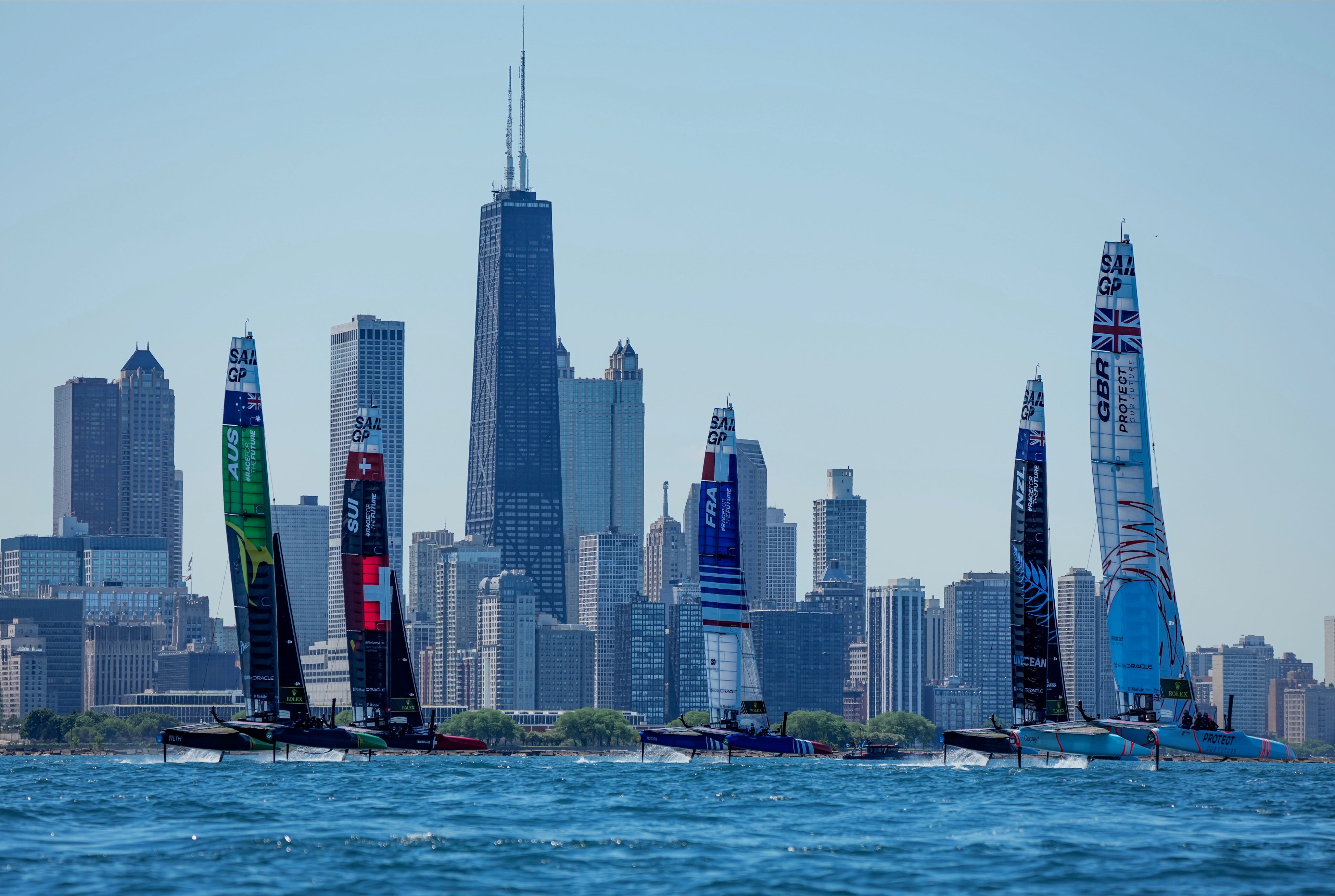 ダウンタウンを背景にトレーニングする各国チーム（ミシガン湖シカゴ）