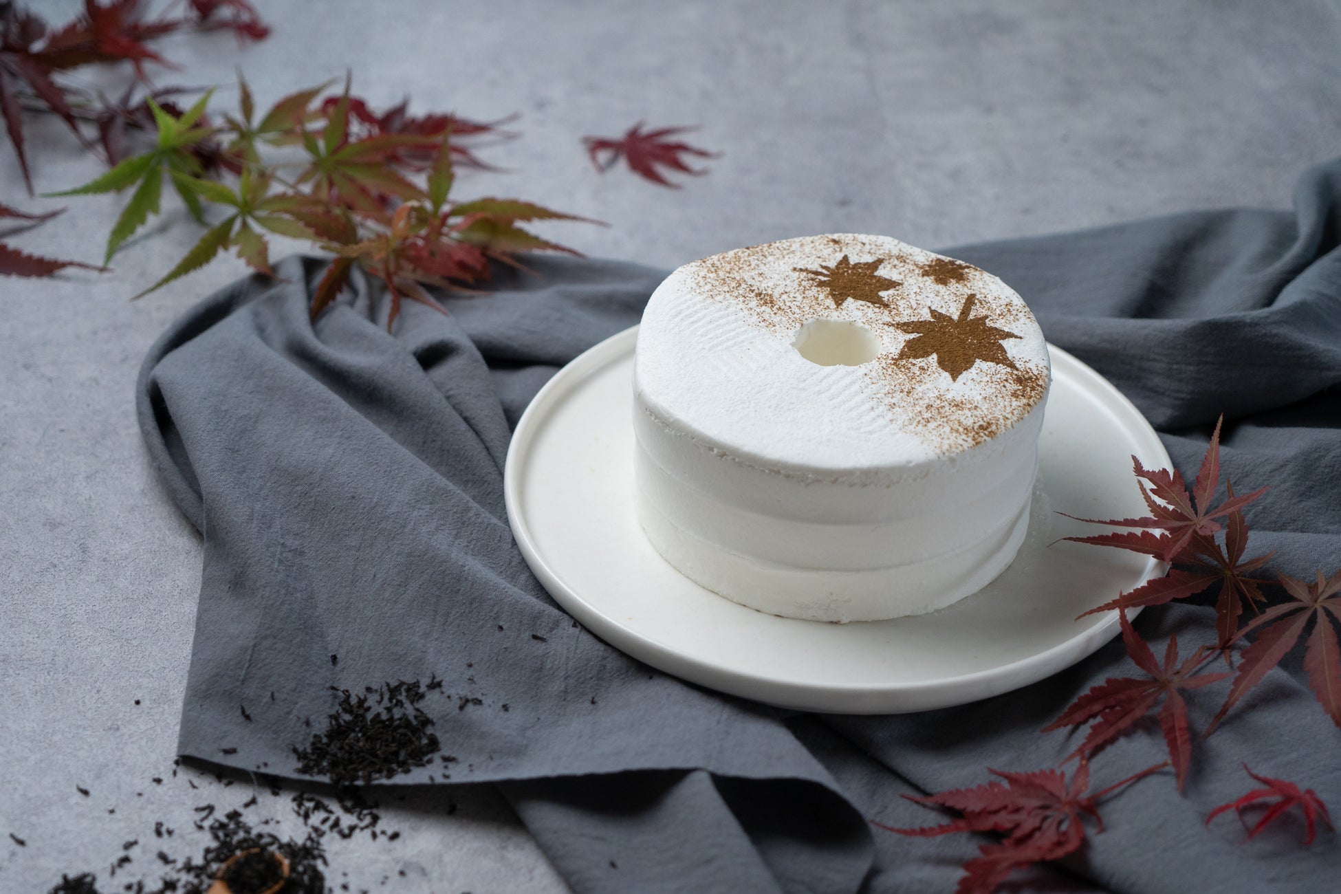 もみじ模様をあしらったアールグレイ香る紅茶シフォンケーキ「MOMIJI」税込み2700円