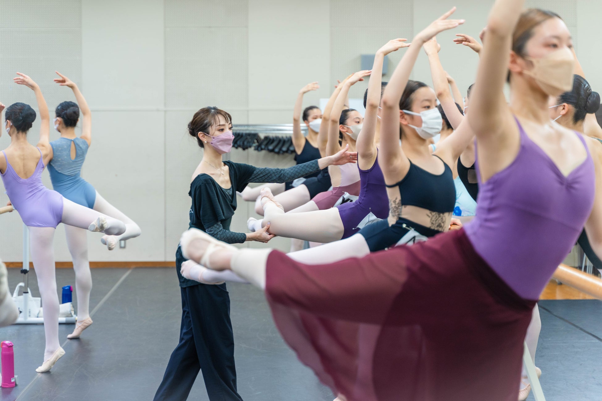 バレリーナのレッスン 夏休みのスキルアップに!世界トップクラスのダンサーが直接指導、「横浜バレエフェスティバル2023 特別企画クラシックバレエ&コンテンポラリー ワークショップ」開催 | 株式会社ソイプランニングのプレスリリース