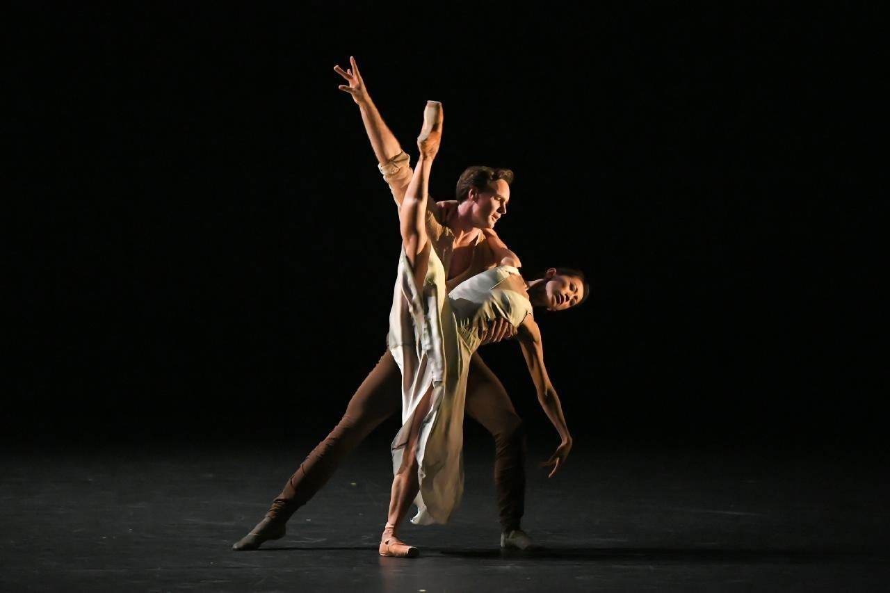 横浜バレエフェスティバル2023より 高橋絵里奈 ジェームズ・ストリーター 撮影：フォトクリエイト白井力丸