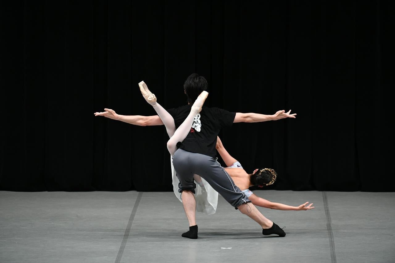 正面からと背面から同じポーズを公開（2022年京都バレエ プティ・コンセールより）