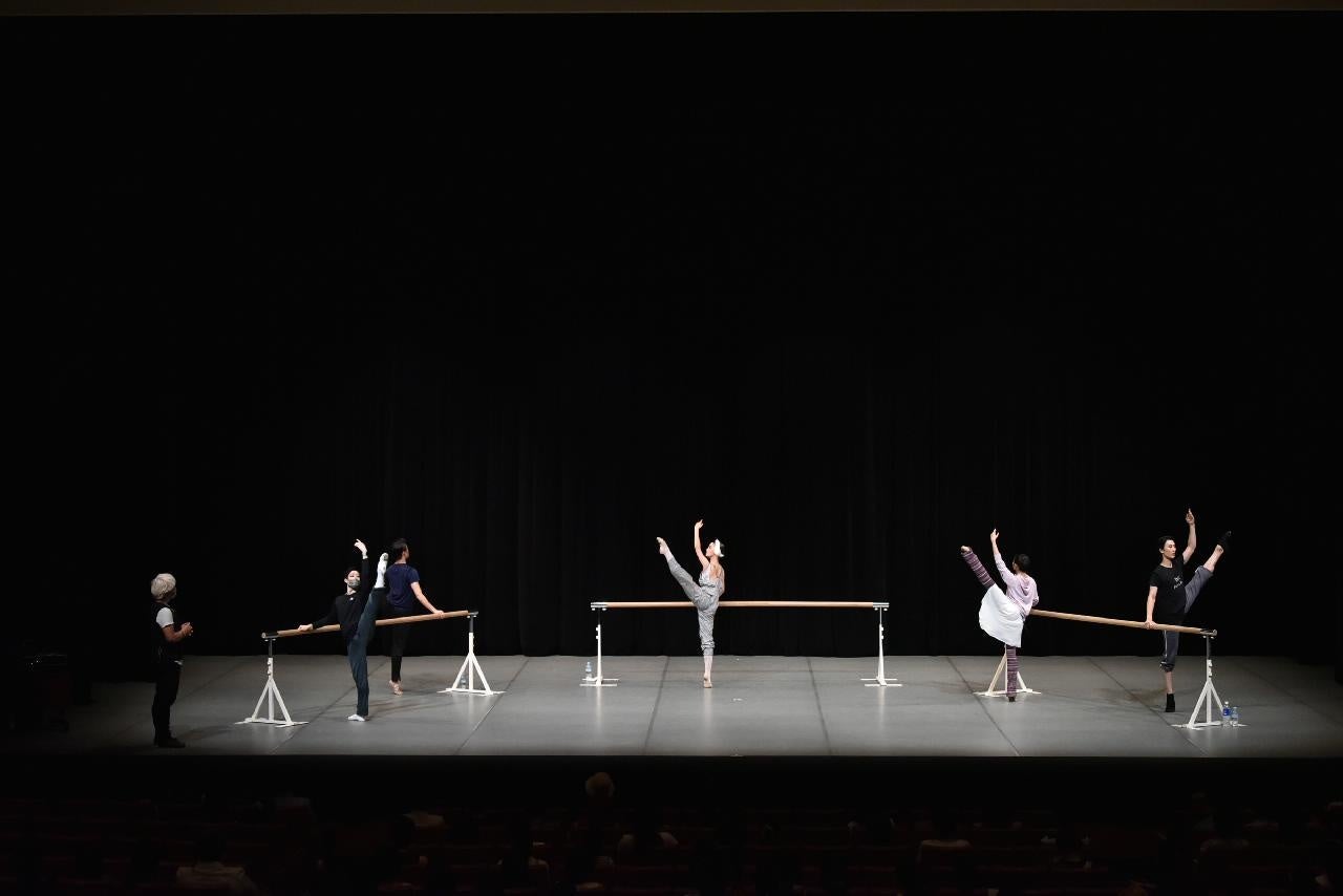 レッスンスタジオを舞台上に再現（2022年京都バレエ プティ・コンセールより）