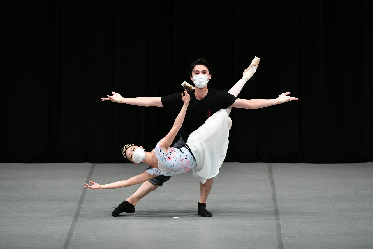 正面からと背面から同じポーズを公開（2022年京都バレエ プティ・コンセールより）
