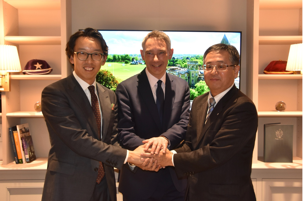 左から： CEA Group代表 Fei-Fei Hu（フェイフェイ・フウ）氏、Rugby School Japan（認可申請中）Tony Darby (トニー・ダービー)校長、北海道共和町長 成田慎一氏。