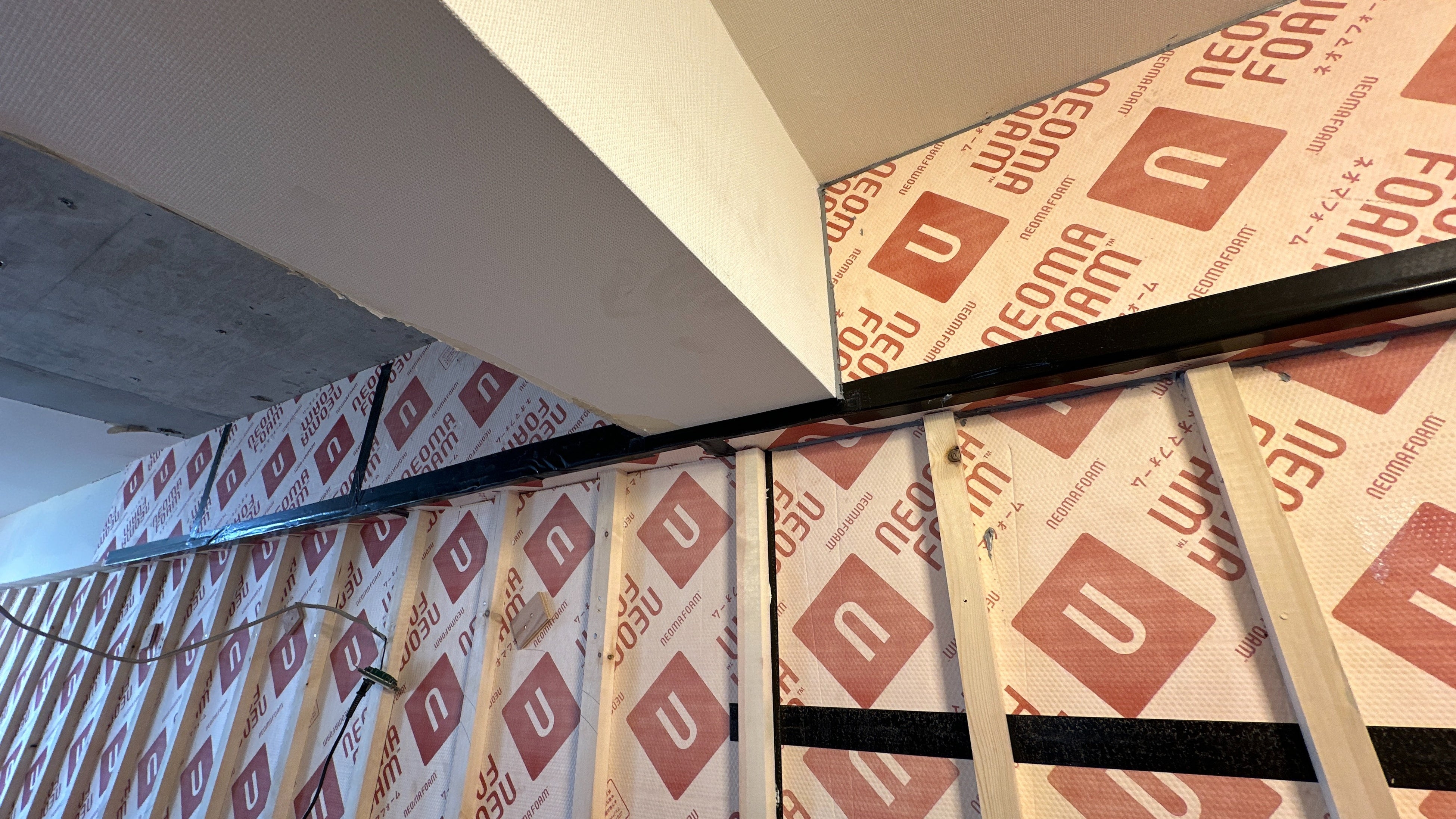 ▲画像① ZEH水準 断熱施工の様子