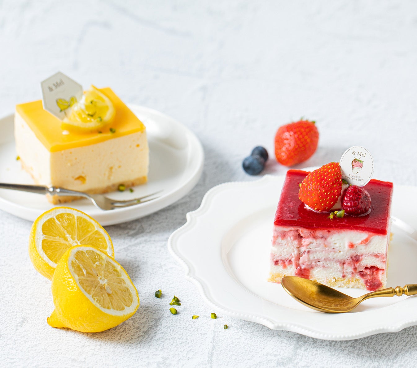 STRAWBERRY MARBLE CHEESE CAKE(右側)、HONEY LEMON CHEESE CAKE(左側)