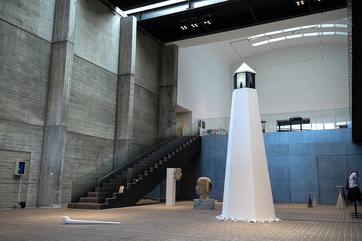 大井直人 《見るための光とその装置》 コンピュータ、ディスプレイ、木材、ケイカル板、砕石H4500×W1600×D1400（mm） 2021年