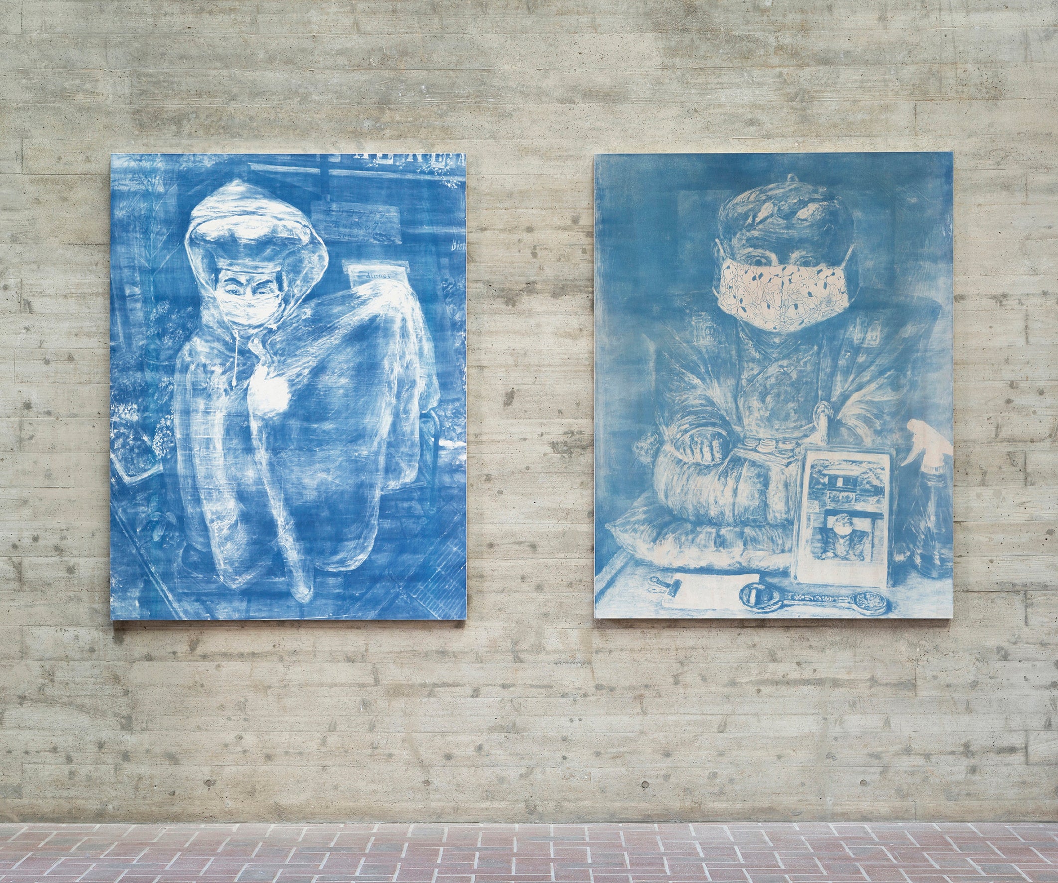 所彰宏 左《調理師ノ像》、右《福助ノ像》 いずれもサイアノタイプ H1455×W1120（mm）2021年 撮影：いしかわみちこ