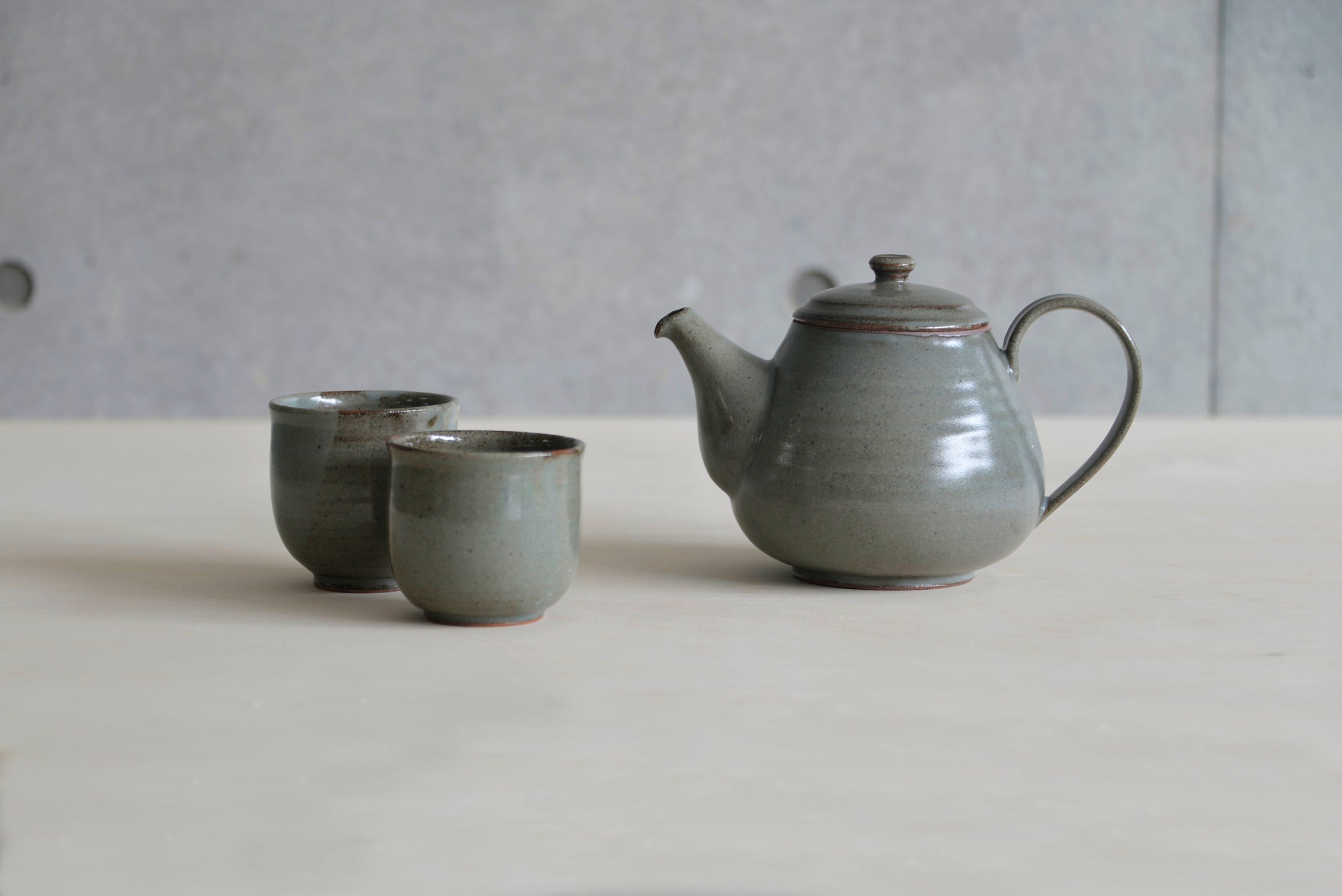 寺元詩織 ティーポットとカップ 陶器 ポットH140×W180×D120（mm）、カップH65×φ75（mm） 2022年