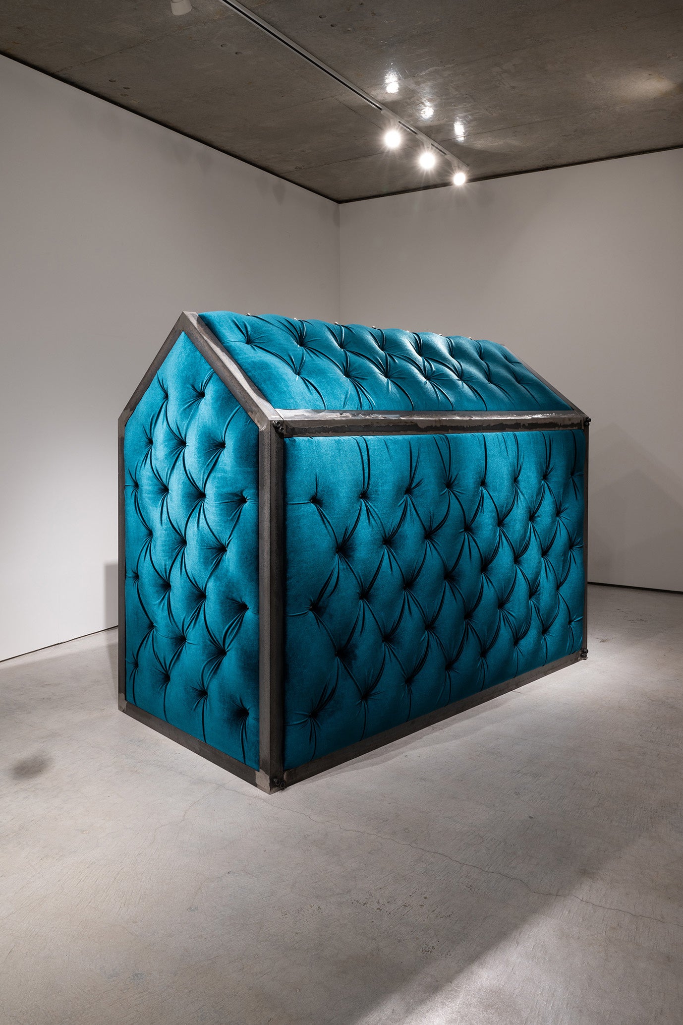 細井えみか 《Living Life》 ウレタン・布・ボルトナット・鉄 H1400×W900×D1800（mm） 2021年撮影：柳場大