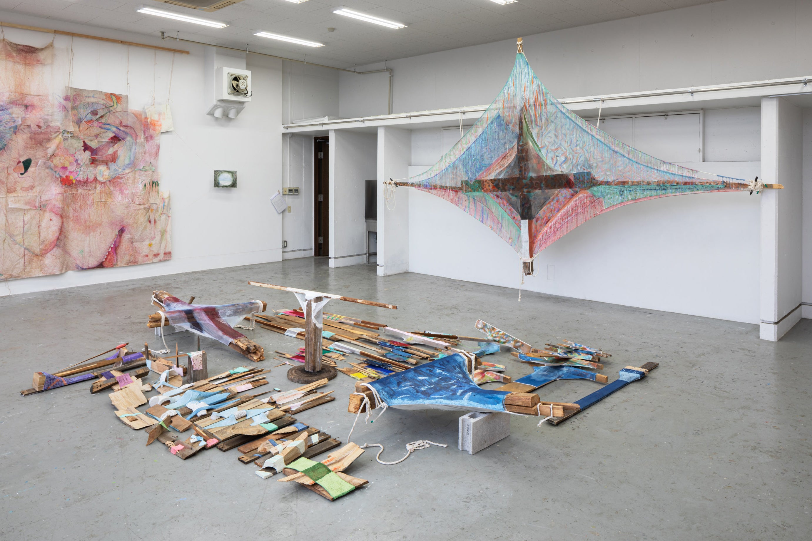 図版3. 江崎 空悟（造形学部 油絵学科油絵専攻） 《oNo.100 ～disir ilin ～》、ほか 撮影：稲口俊太