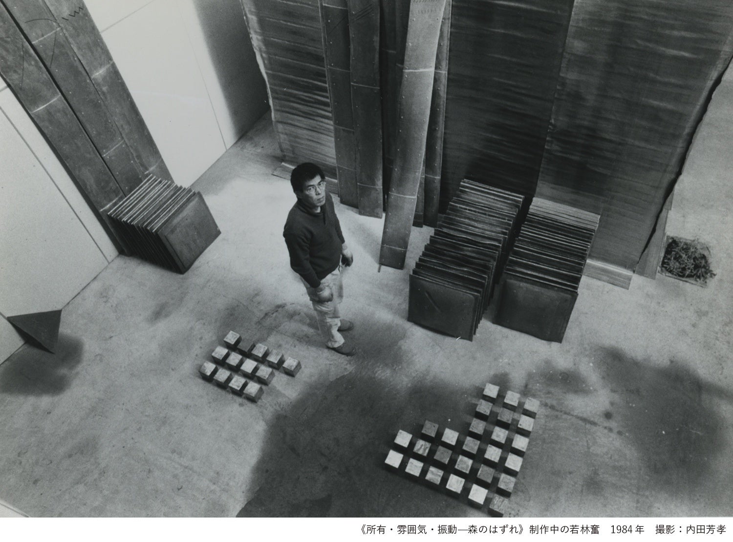 図版8.《所有・雰囲気・所有・雰囲気・振動—森のはずれ》制作中の若林奮　1984年　撮影：内田芳孝
