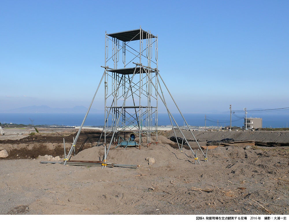 図版4. 発掘現場を定点観測する足場　2016年　撮影：大浦一志