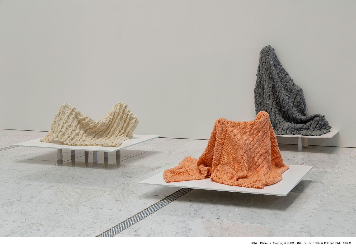 図版4．夏目菜々子「suya suya」油絵具、編み、ウール H1200×W 1200 (㎜)[3点］ 2022年