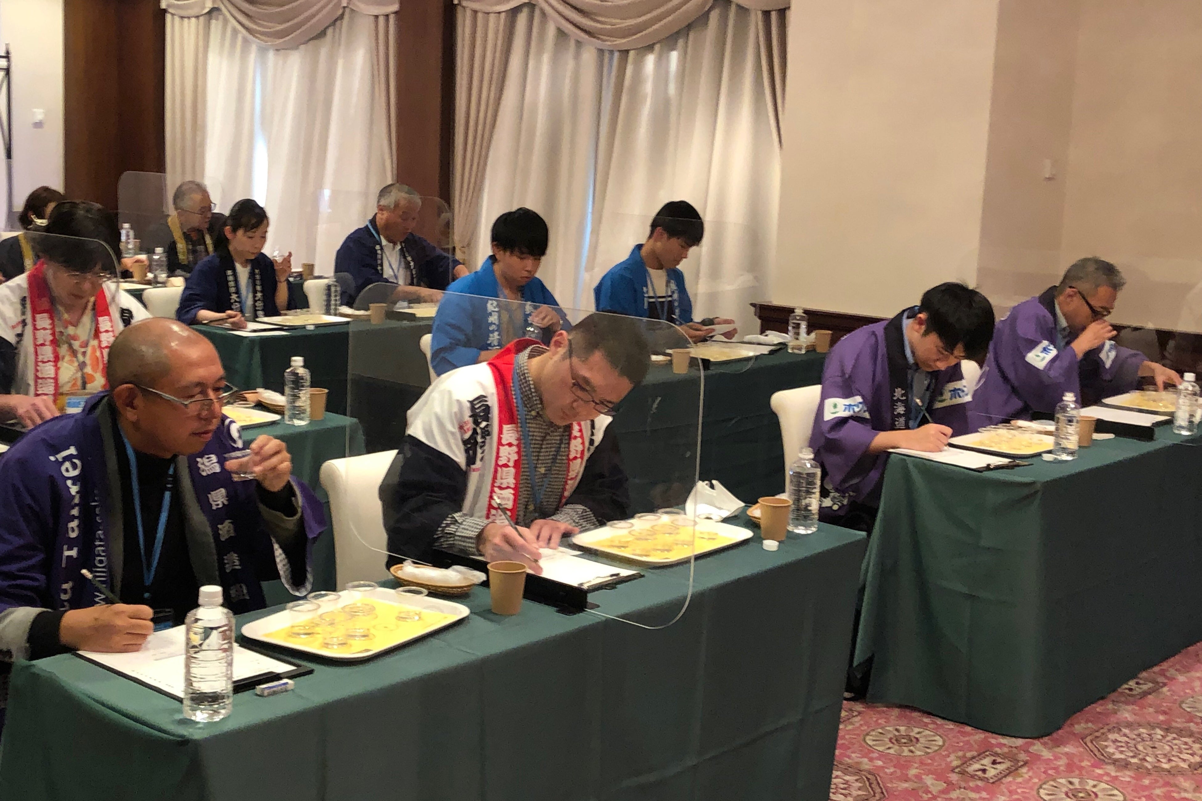 きき酒競技の様子