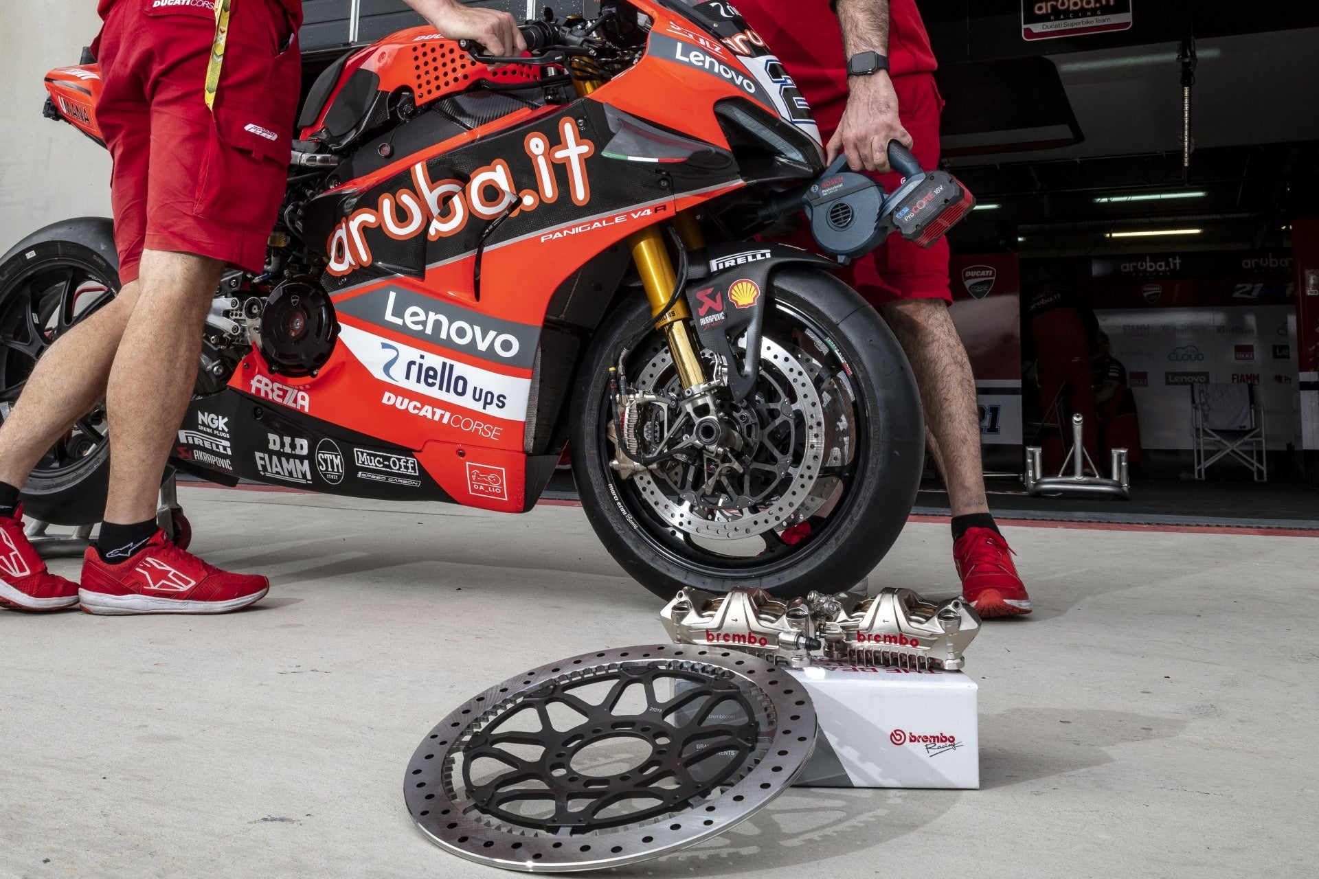 機械ではできないきめ細やかな手作業。